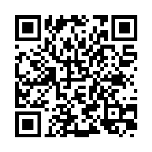 捂着胸口慢慢地从沙发上滑倒在地上二维码生成