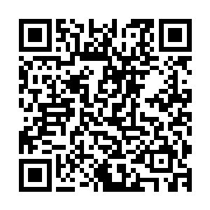捶捶这个当兵的肩膀再踢那个当兵的一脚是再平常不过的举动二维码生成