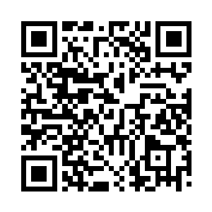 接二连三的双手交叉紧握对老者祝福一下二维码生成