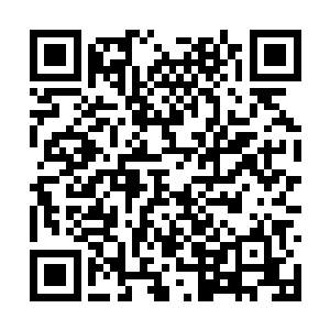 接着一个女人从里面的办公室怒气冲冲的走了出来二维码生成