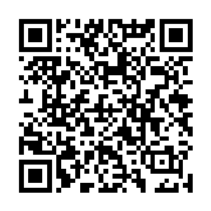 接着一架黑鹰直升机快速的朝机井山庄的方向飞了过来二维码生成