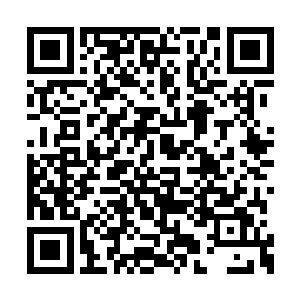 接着他冷笑着望着她说出今晚的第三句绝情的话二维码生成