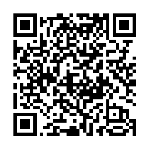 接着对一位看起来不到三十岁带着金边眼镜的男子说道二维码生成