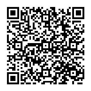 接着就是三人看到一个戴着黑色墨镜的青年慌里慌张的拿着一个提包向着出口这边跑来二维码生成