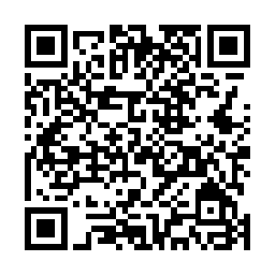 接着巴克就从周围越来越多仰头看的围观者惊叹声提醒下二维码生成