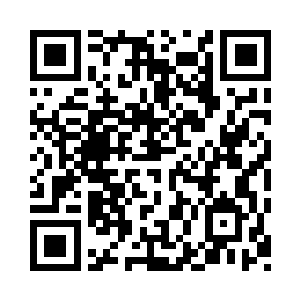 握着喷头将温暖的热水喷洒在自己的头上二维码生成