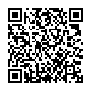 握着手枪的沈笑薇朝白振东和王建军所在的位置走了过来二维码生成