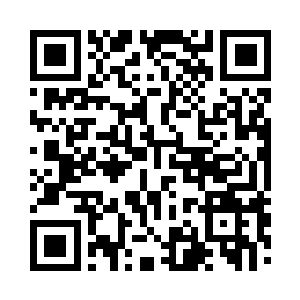 摄像捧场的腾出一只手在镜头前做大拇指二维码生成