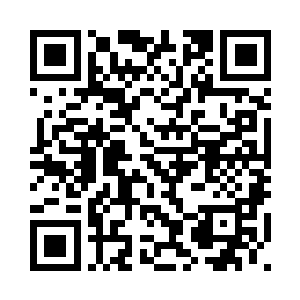 摄制组几个男女架设着摄像机机位二维码生成