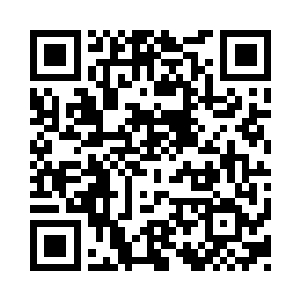 摆了个很有空姐造型的俏丽姿势弯腰迎接二维码生成