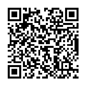 摆出了他习惯性的思考动作――用手指轻叩自己的额头二维码生成