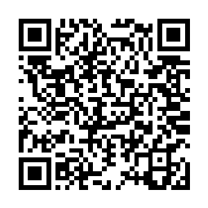 摞起来自己的枕头仔细的看着坐在旁边不远处的老妇人二维码生成