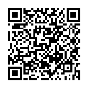 摩托车灵活的在自行车和摩托车混杂的人流中穿行二维码生成