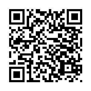 攀着挂在船舷上的绳子爬到船里面二维码生成