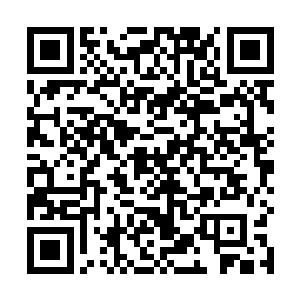 收银台的小姐看着杨雪和似乎像是喝醉酒了一样的萧航二维码生成