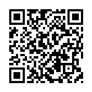 放下巨大的铲斗轰鸣着冲向音乐喷泉的水池壁二维码生成