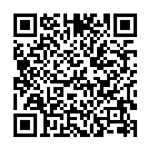 敬畏有加仰视着精美的金色马车中的约瑟夫和凯瑟琳二维码生成