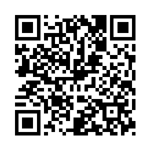 数个全身都穿着黑色麻衣的人正趴在窗边二维码生成