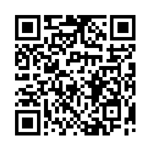 整个人场中整齐地环绕着上千根黑色的柱子二维码生成