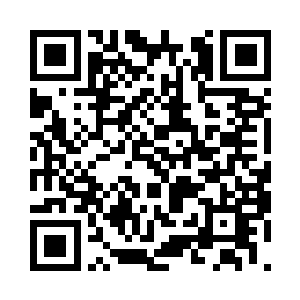 整个人大半隐藏在了一棵大树的阴影里二维码生成