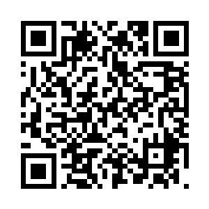 整个人被他抓住狠狠的摁倒在了床上二维码生成