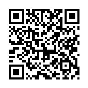 整个人躲到爸爸身后捂着耳朵不敢看不敢听二维码生成