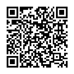 整个客厅只有摆放着游戏舱的这个角落是有亮光的二维码生成