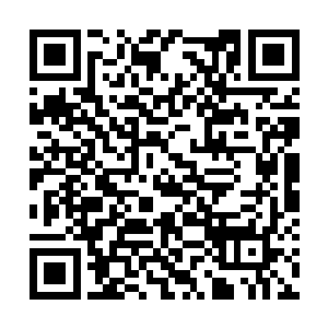 整理的完美黑发迎着阵阵阳光逐渐接近aili专卖店二维码生成