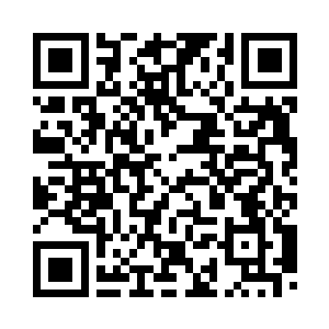 文小满边看边和学校里的老师比较二维码生成