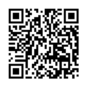 文弱书生此时正端着本书像模像样地看着二维码生成