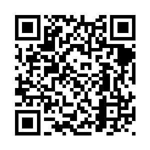 斜倚在靠窗的软榻上翻看一份名录二维码生成