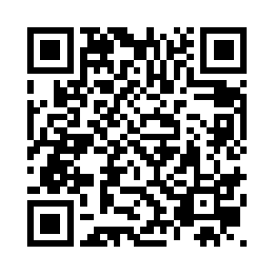 斯嘉丽坐在了太阳伞下面的桌子旁二维码生成