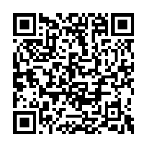 新井利则一边听着一边对着贝海小声的解释说道二维码生成