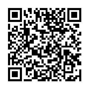 新金都门口几个青年帮小弟看着黑压压走过来的人群二维码生成