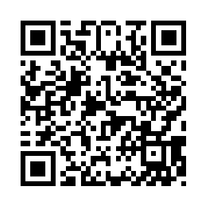 新闻台主持人的面容在电视上显现出来二维码生成