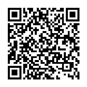 方便货车们能够驶到旁边平坦土坷垃荒原上的大空地二维码生成