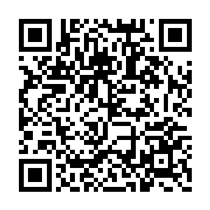 方大掌门从宽袍大袖中摸出一张银光闪闪的卡片二维码生成