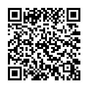 方将手中墨汁未干的宣纸递给了距离他最近的钱东阳二维码生成
