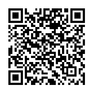 方灵颖正把一支手枪小心翼翼的放进腰带上的皮套里二维码生成