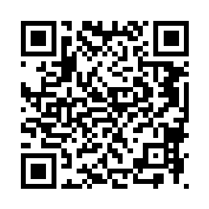 方炎用竹镊把茶杯送到黄文强面前二维码生成