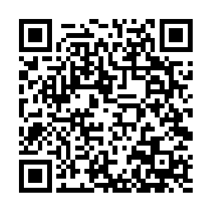 方面的一位副总以及几个工作人员有一搭没一搭的聊着二维码生成