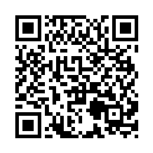 旁边一个机器人模样的东西小心伺候着二维码生成