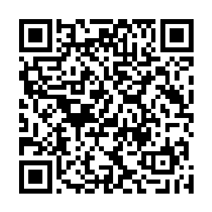 旁边几个正在喝酒的年轻人就注意到他们了……准确来说二维码生成