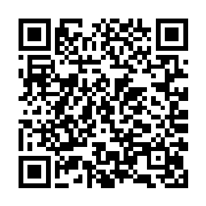 旁边另有两名青年男女带着一副唯恐天下不乱的表情二维码生成