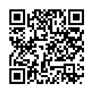 旁边坐着的一位衣着华贵的中年妇女二维码生成