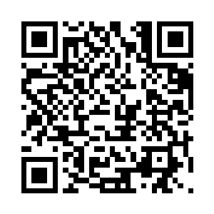 旁边守候了几天的小沐正在给王甲第削苹果二维码生成