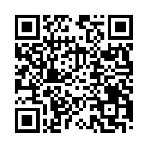 旁边正好有一个解石场的管理人员从这里走过二维码生成