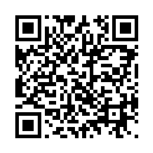 旁边的两男一女都在讨好似的跟他说话二维码生成