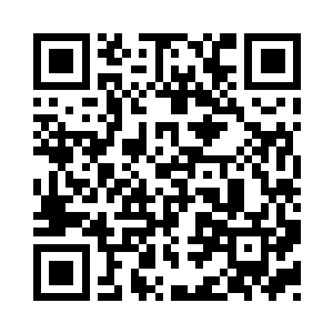 旁边的医生小心的看着仪器上面的变化二维码生成