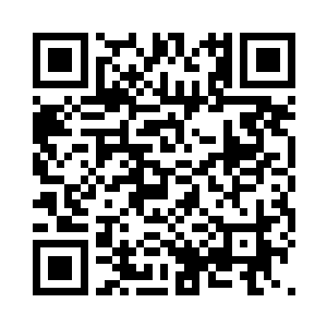 旁边还堆放了不少用鱼骨鱼刺磨制的刀剑二维码生成